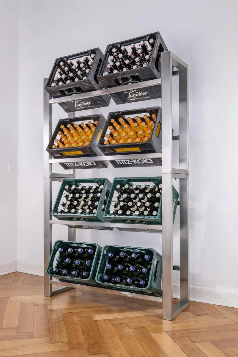 Metallregal mit acht Getränkekisten, befüllt mit Flaschen in modernem Innenraum