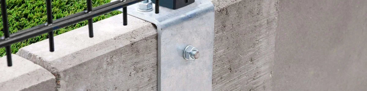 Verzinkte Fussplatte aus Metall zur Befestigung eines Zaunpfostens auf Betonmauer