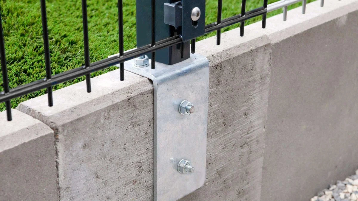 Verzinkte Fussplatte aus Metall zur Befestigung eines Zaunpfostens auf Betonmauer