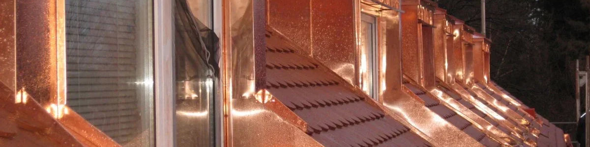 Kupfer Dachverkleidung und Gauben, hochwertige Metallbau Fensterverkleidung auf Dach