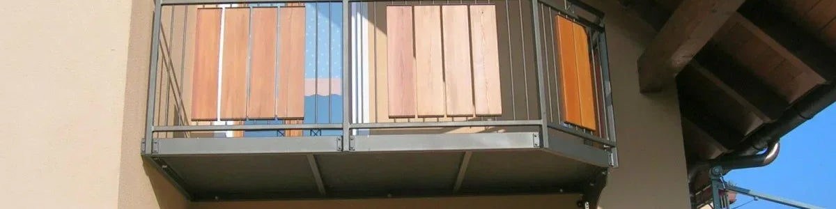 Moderner Metallbalkon mit Holzverkleidung an Einfamilienhaus, pulverbeschichtet, wetterfest