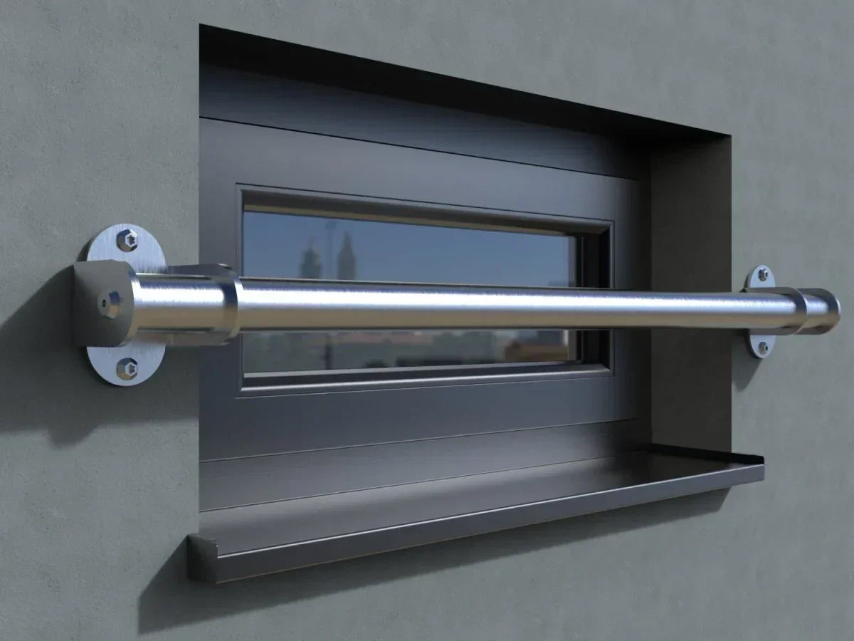 Fenstersicherung mit Edelstahl-Sicherheitsstange außen an modernem Fenster montiert