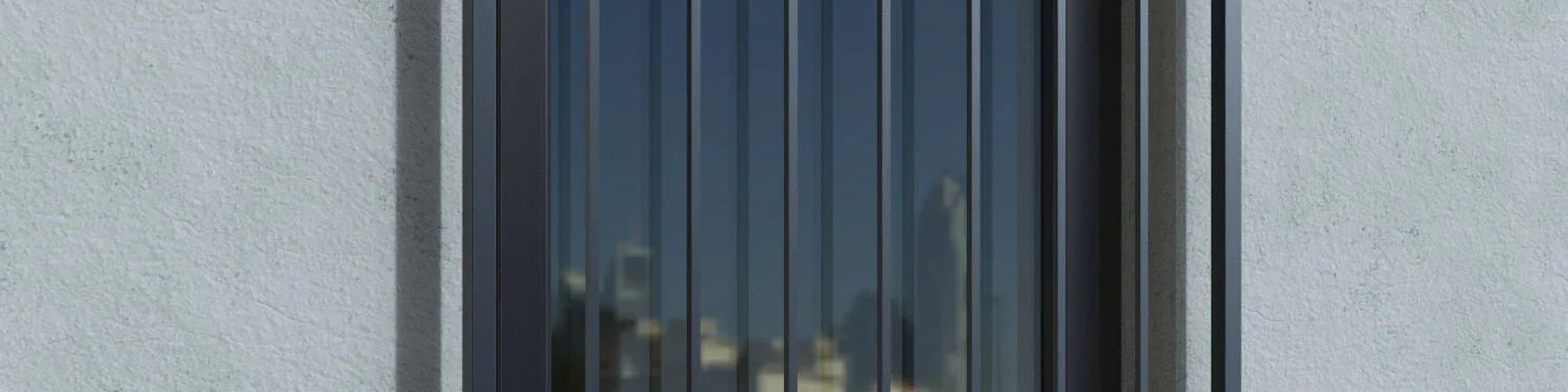 Fenstergitter RAL 7016 aus Metall, vertikale Stäbe, montiert an Außenwand, moderner Einbruchschutz