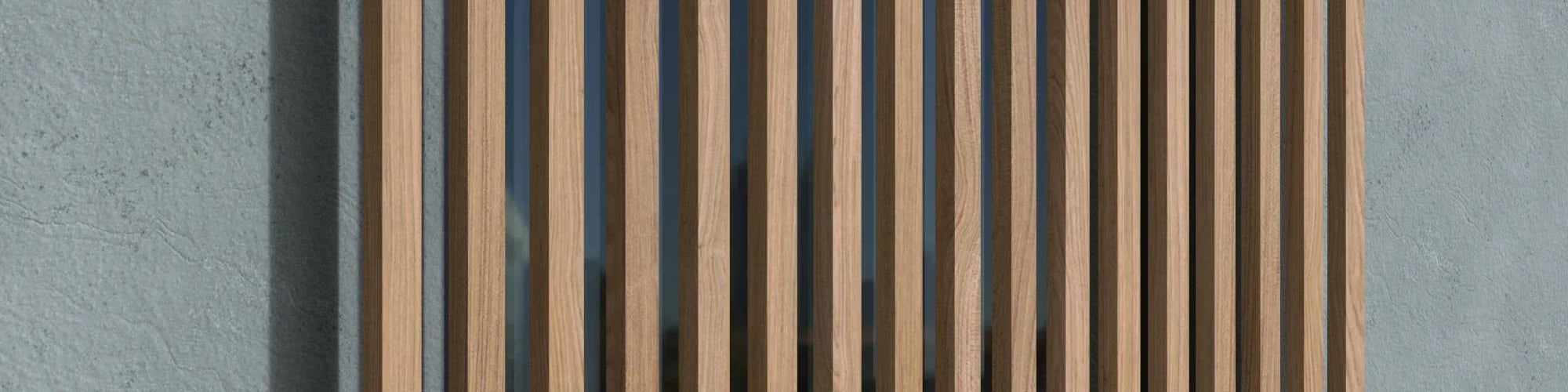 Französischer Balkon aus Holz und Edelstahl, vorgesetzt am Fenster montiert