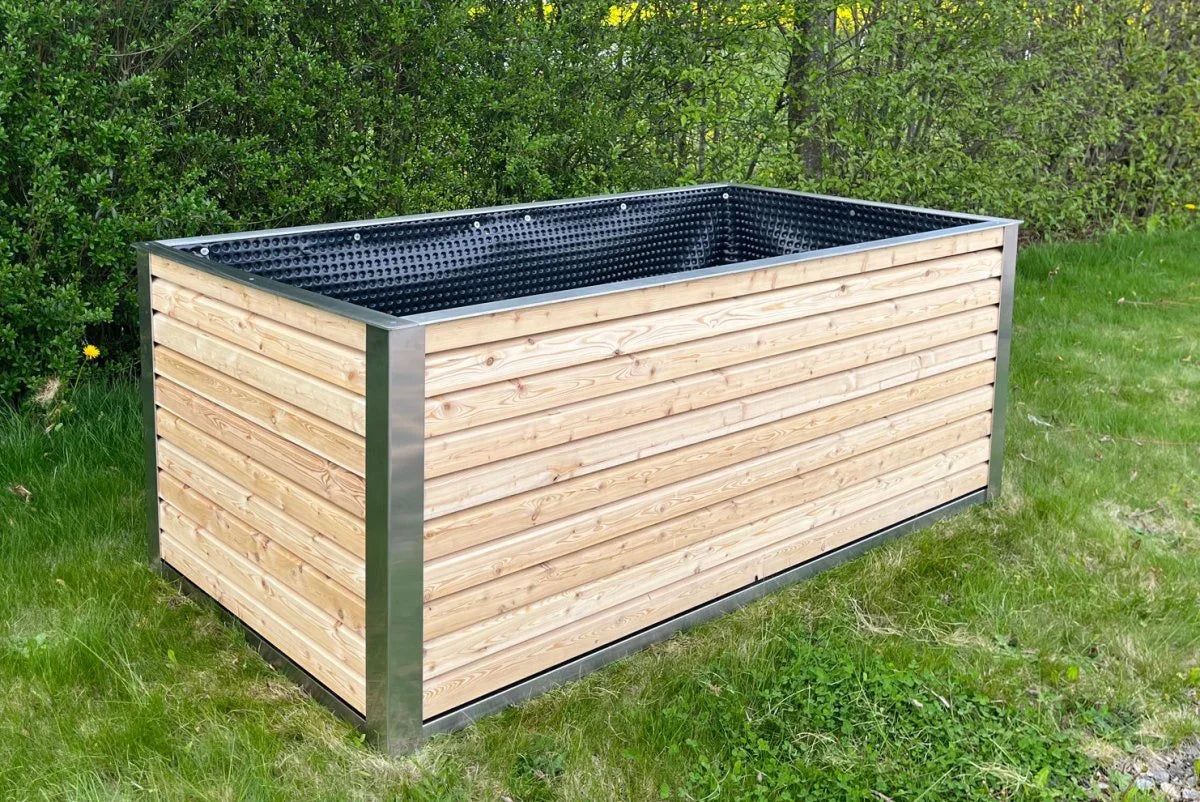 Hochbeet aus Edelstahl und Lärchenholz im Garten auf grünem Rasen, modern und stabil