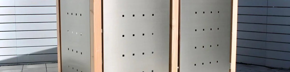 Mülltonnenbox für 2 Tonnen aus Holz und Edelstahl mit moderner Optik im Außenbereich
