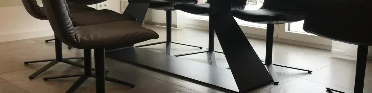 Modernes Tischgestell aus Metall im Designer-Stil mit Holzplatte, Esszimmerstühle