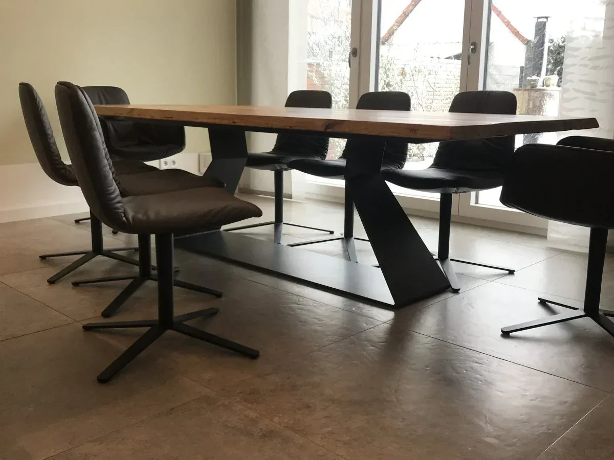 Modernes Tischgestell aus Metall im Designer-Stil mit Holzplatte, Esszimmerstühle