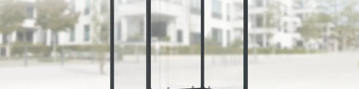 Moderner Raucherunterstand aus Metall und Glas für Außenbereiche, freistehend