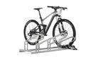Fahrrad in silbernem Fahrradständer aus Metall, seitliche Ansicht, weißer Hintergrund