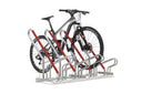 Fahrradständer aus Metall für mehrere Fahrräder, mit rotem Anlehnbügel, ein Fahrrad geparkt