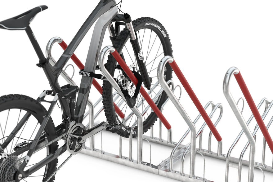Fahrradständer aus Metall mit rotem Anlehnbügel, Mountainbike sicher abgestellt