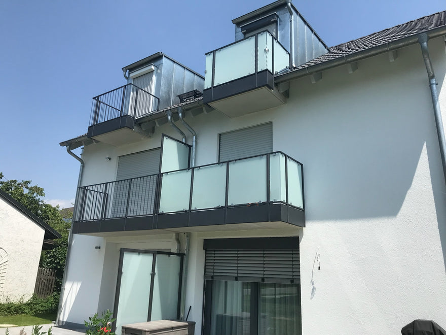 Balkon Geländer mit Glasscheiben und Stabfüllung Kundenfoto