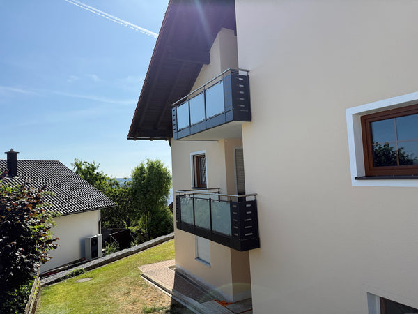 Balkongeländer Modell Vista - Ecke mit Zierblech