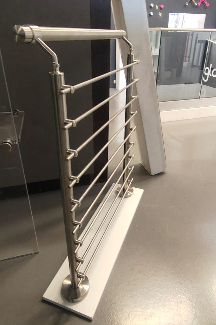 Edelstahl Geländer mit horizontalen Stäben, satiniert, für Innenbereich, modernes Design