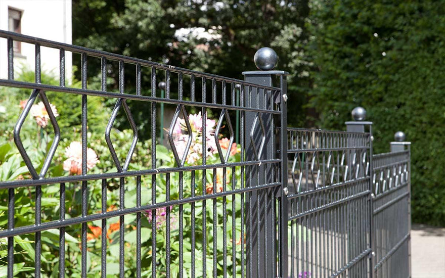 Doppelstabmattenzaun mit Zierornamenten und Kugelpfosten im Garten, Sichtschutz, Metallzaun