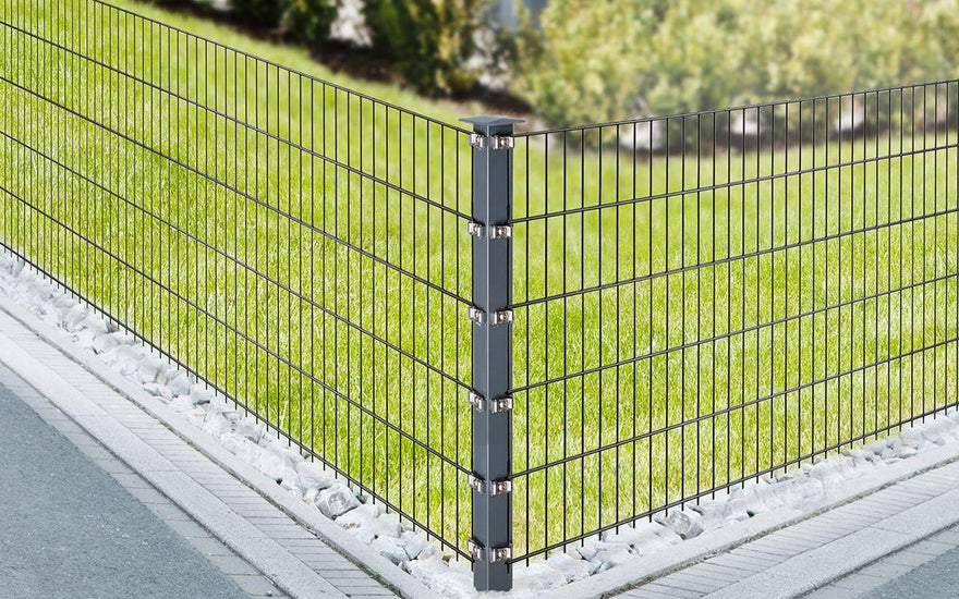 Eck-Zaunpfosten Typ VSE aus Metall, montiert mit Doppelstabmattenzaun im Garten