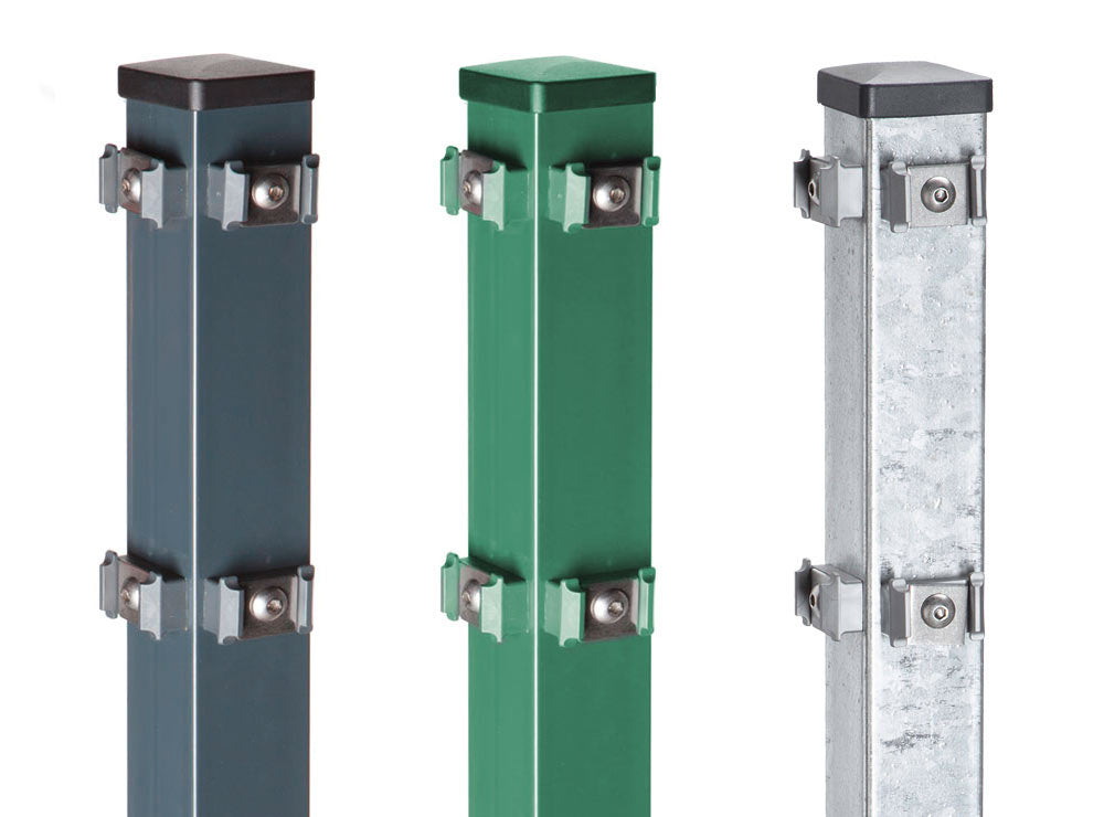 Drei Metallzaunpfosten mit Halterungen