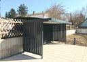 Moderne Fahrradüberdachung aus Metall mit Lamellen in einem Garten auf Pflastersteinen