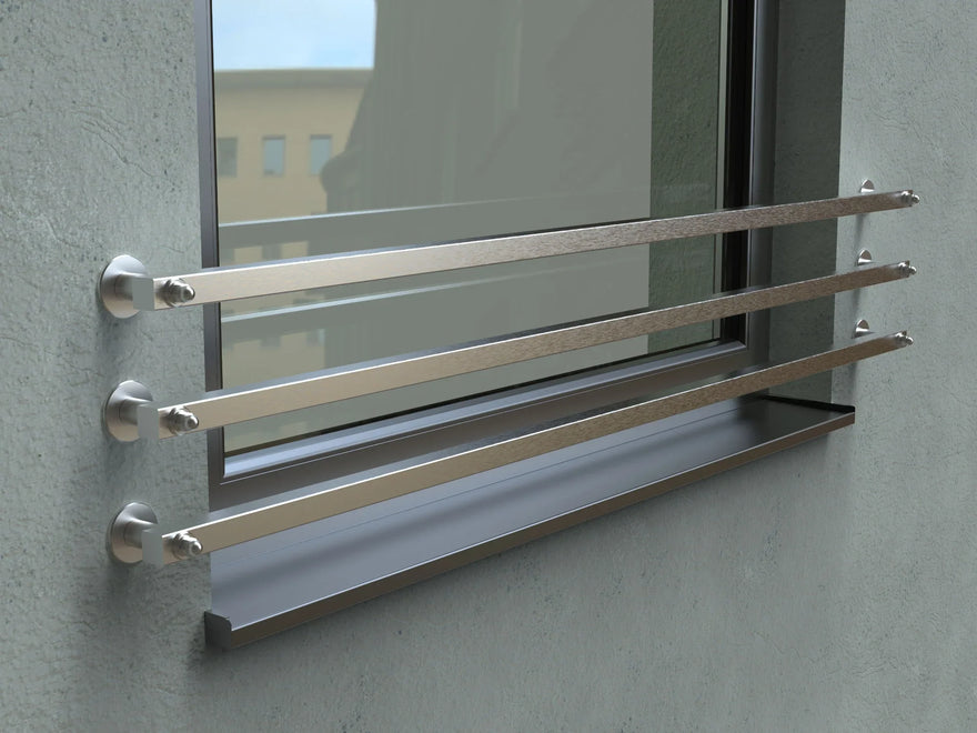 Rechteckige Fenster-Brüstungserhöhung aus Edelstahl mit drei Horizontalstreben an Fassade
