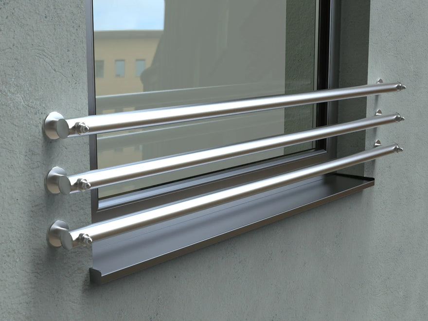Edelstahl Fensterbrüstungserhöhung mit drei runden Stangen, außen am Fenster montiert
