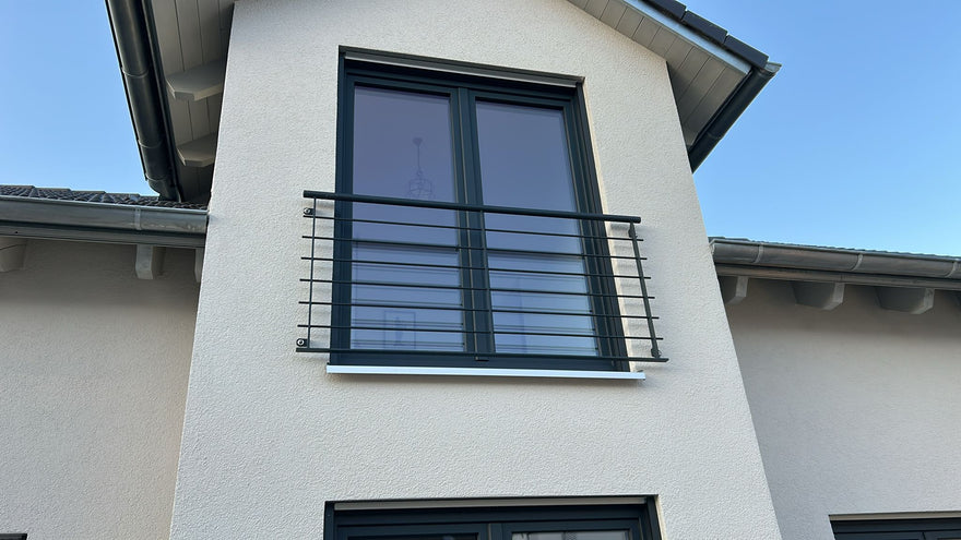 Französischer Balkon Modell LINE in Farbe RAL 7016 - Kundenfoto