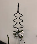 Gartenstab aus Schmiedeeisen in Tannenbaumform mit weihnachtlicher Dekoration, Geschenkband, Zapfen