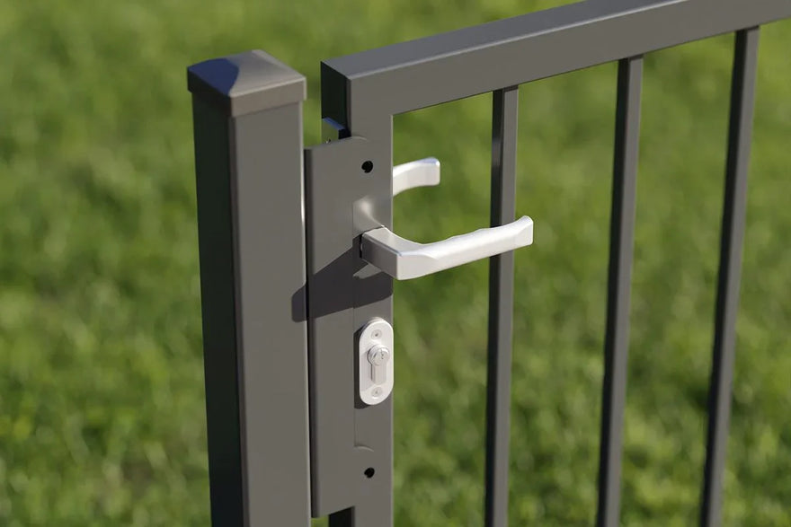 Detailansicht modernes Gartentor aus Metall mit Schloss und silbernem Griff am Zaun