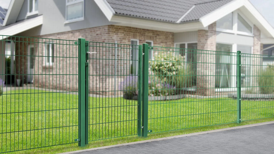 Moosgrünes Gartentor aus Metall, einflügelig, vor modernem Haus mit Rasen