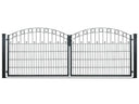 Zweiflügeliges Gartentor aus Metall mit dekorativen Rundornamenten, modernem Design.