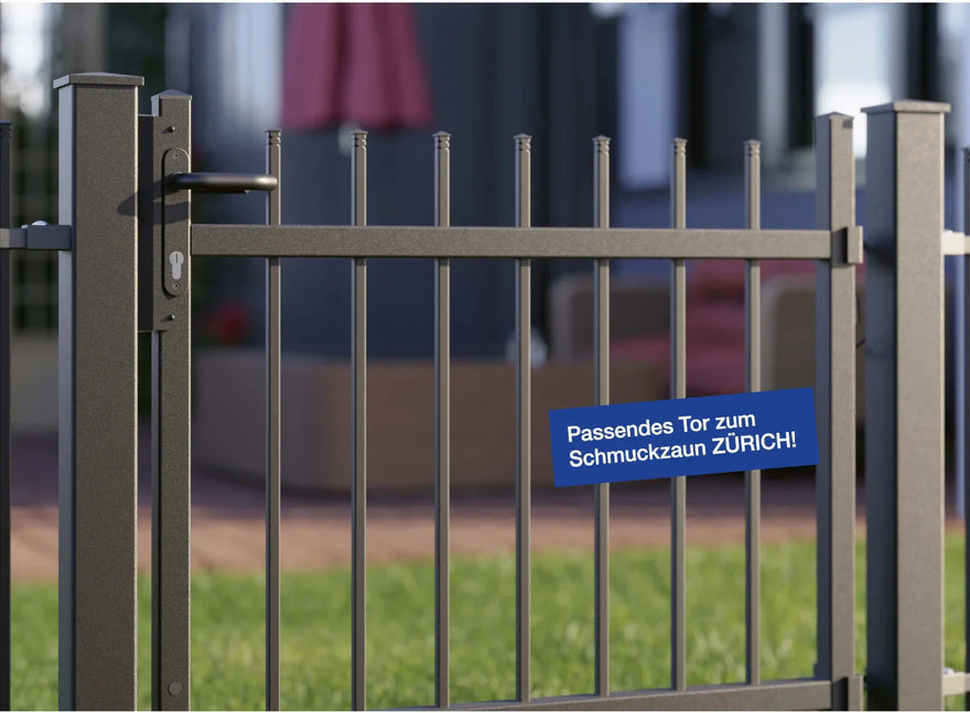 Modernes Gartentor aus Metall mit vertikalen Stäben, passend zum Schmuckzaun Zürich