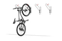 Wandhalterung für Fahrräder aus Metall, Fahrrad hängend montiert, zwei leere Halter sichtbar