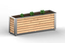 Kleines Hochbeet aus Metall und Holz mit Erde und drei bepflanzten Kräutern