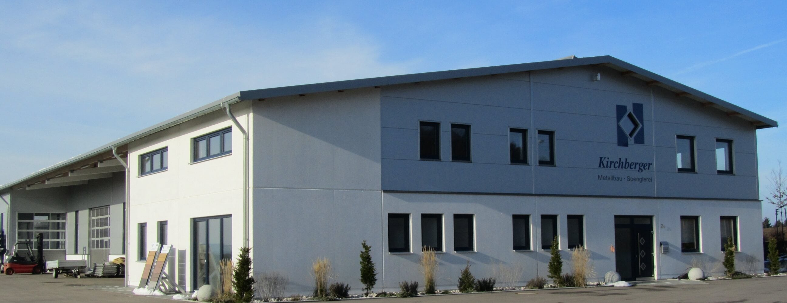 Metallbau Firmengebäude mit Logo