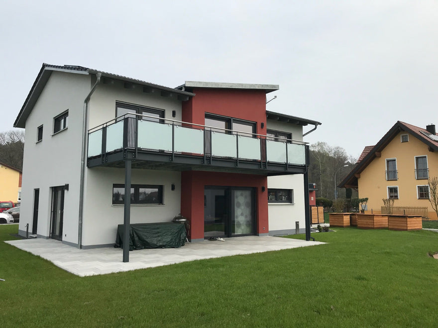 Metallbau Balkon mit Glas Geländer Vista