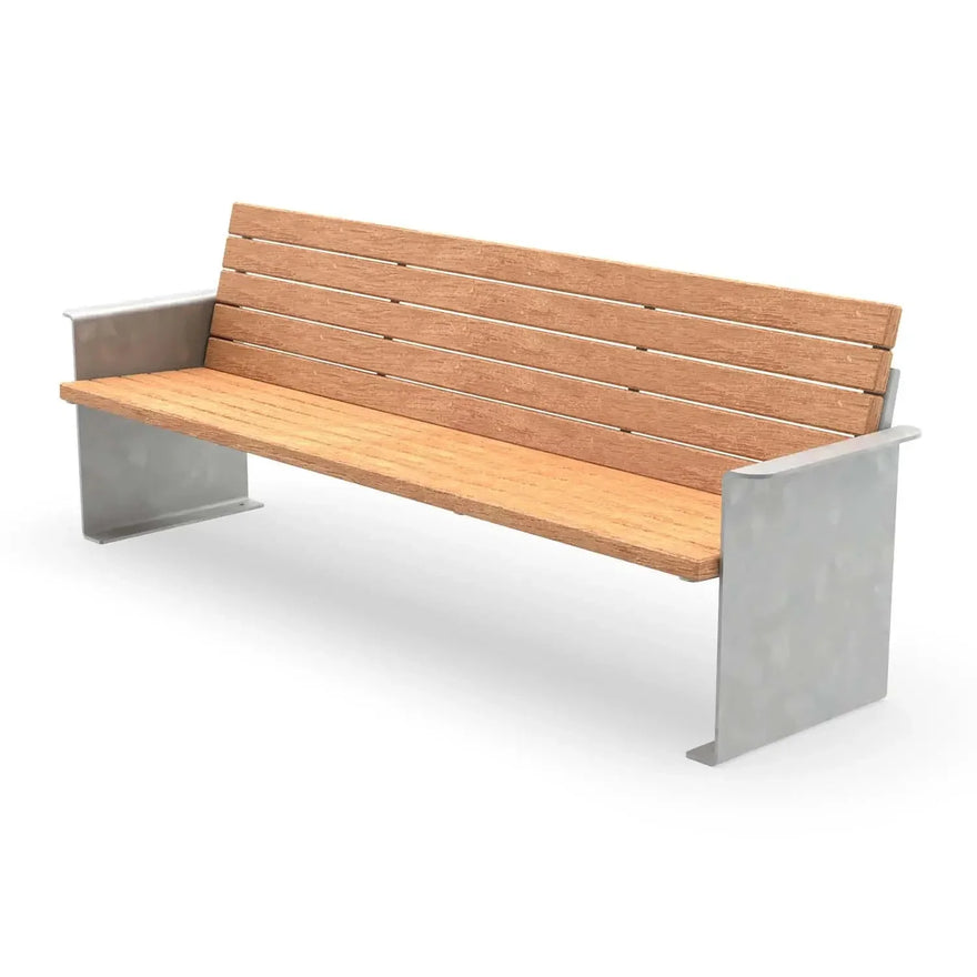 Moderne Parkbank aus Lärchenholz mit verzinkten Metall-Seitenteilen, freigestellt