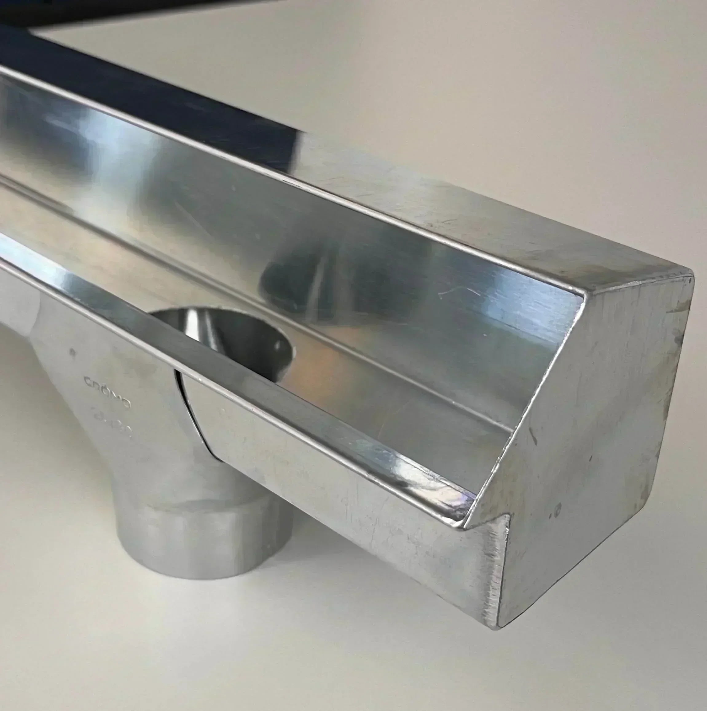 Moderne Regenrinne aus Metall mit Ablauf, geeignet für Überdachung und Entwässerung