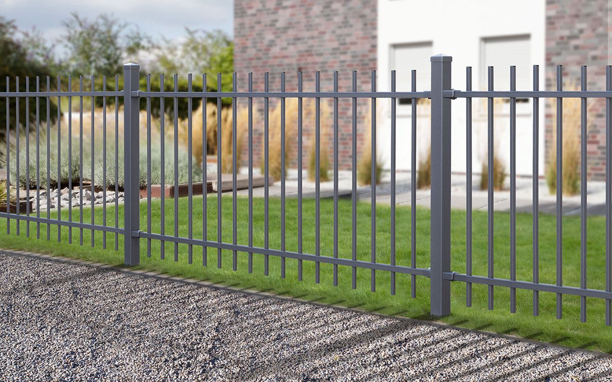 Metallzaun vor modernem Haus