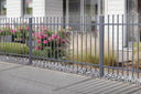 Moderner Metallzaun grau vor Haus mit Blumenbeet und Zierkies im Vorgarten