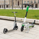 Scooter-Parkstation für Bodenmontage mit zwei abgestellten E-Scootern auf Pflastersteinen