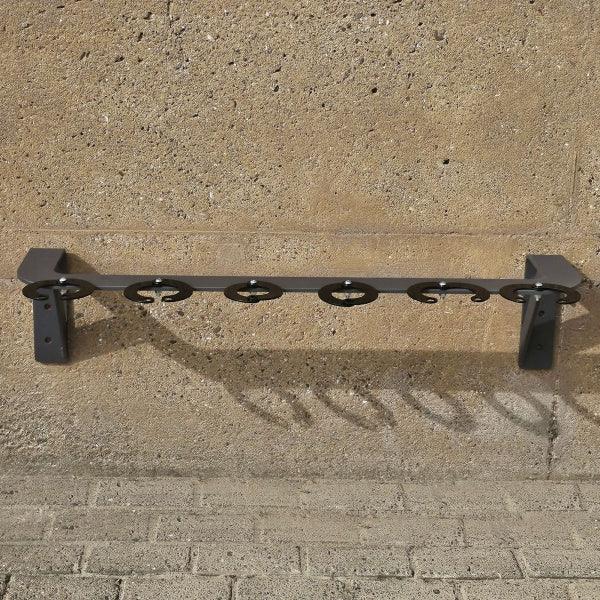 Robuste Scooter-Wandhalterung aus Metall für sechs Roller, montiert an Betonwand