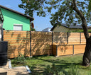 Moderner Sichtschutzzaun aus Aluminium-Holz im Garten mit stabilem Rahmensystem.