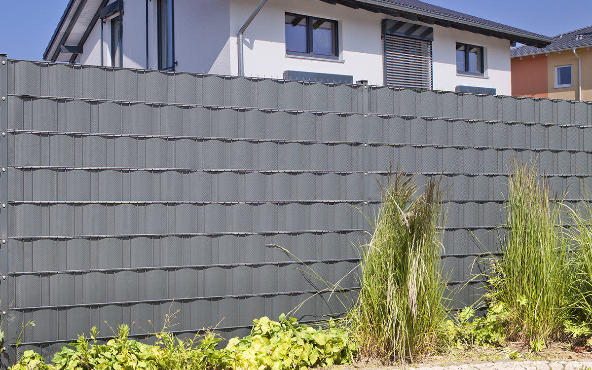 Doppelstabmattenzaun mit Sichtschutz cube anthrazit vor einem Wohnhaus