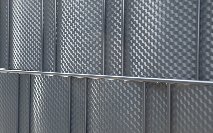 Detail der 3D-Würfelstruktur des Sichtschutzes cube im Doppelstabmattenzaun