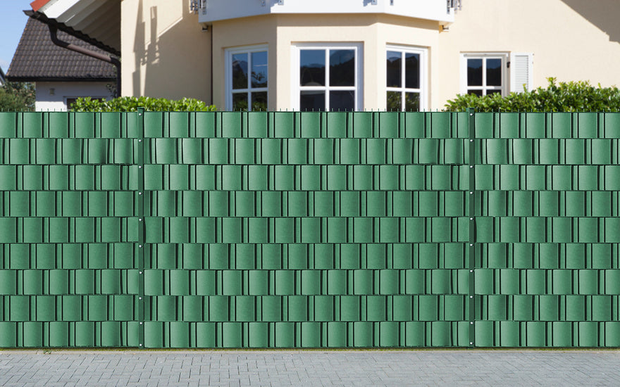 Sichtschutz poly fix in Moosgrün im Doppelstabmattenzaun vor einem Haus