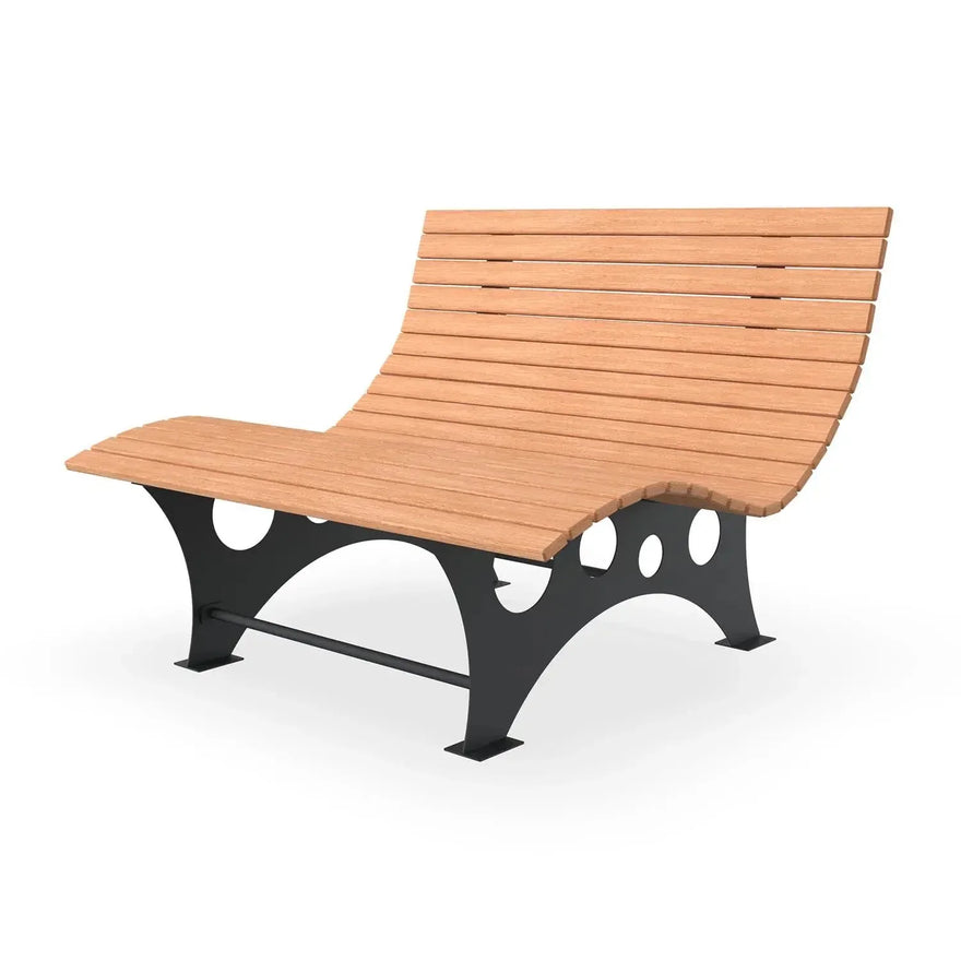 Moderne Sonnenliege aus Holz und Metallgestell, ergonomisch, auf weißem Hintergrund