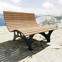 Moderne Sonnenliege aus Holz und Metall auf Naturstein-Terrasse mit Bergblick