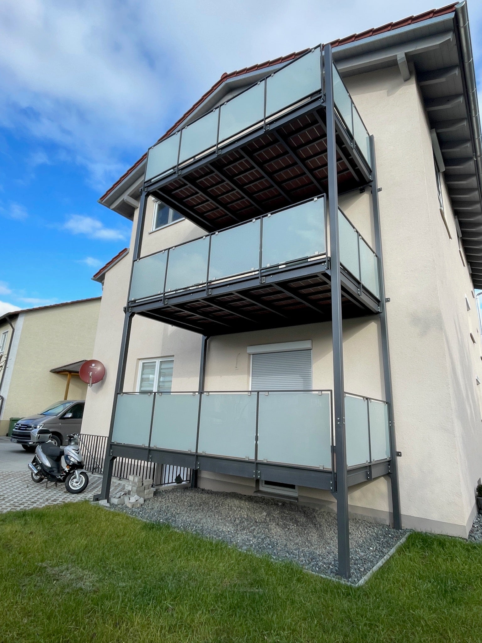 Stahlbau Balkon mit Geländer aus Glas - modern, langlebig, stabil
