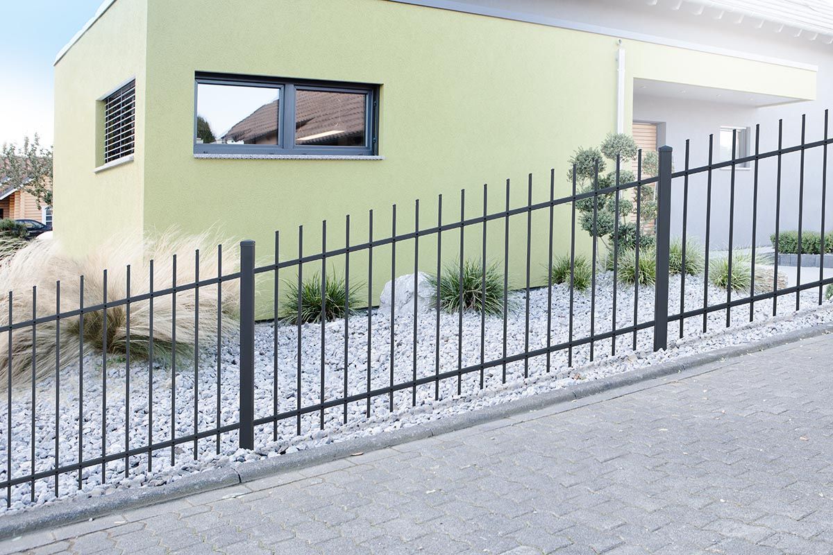 Moderner Metallzaun vor Haus