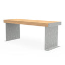 Moderne Bank mit verzinktem Metallgestell und Sitzfläche aus Holz, freigestellt
